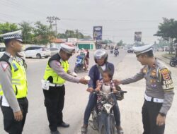 Awal Ramadhan, Polres Tulang Bawang Barat Bagikan Takjil