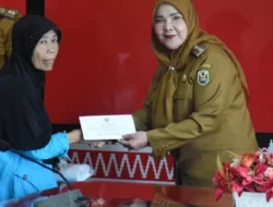 Walikota Eva Dwiana Berikan Bantuan ke Petugas Kebersihan