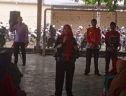 Eva Dwiana Berikan Bantuan Uang Tunai Ke Korban Banjir