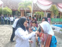 Walikota Eva Dwiana Berikan Bantuan Perlengkapan Sekolah