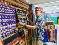 Kain Tapis Binaan Dekranasda Pringsewu Mempesona di Lampung Fair