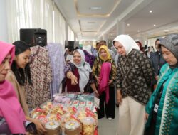 Riana Sari Arinal dan Rektor Lusmeilia Kunjungi UMKM Perempuan di FEB Unila 