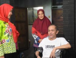 Eva Dwiana Peduli Dengan Kaum Disabilitas dan Berikan Bantuan Kursi Roda