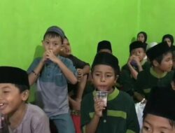 Sambut 1 Muharram 1446 H, Bacakan Beralas Daun Pisang sepanjang 100 Meter