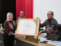 GTTGN ke 25, Pj Gubernur Samsudin dan Marindo Terima Penghargaan dari Menteri Desa