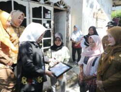 Wali Kota Bandar Lampung Eva Dampingi Rektor Unila Berikan Bantuan Beasiswa