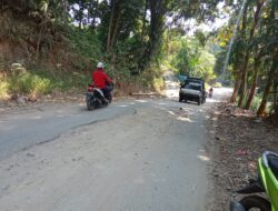 Jalan Rusak Menanti Perbaikan, Banyak Warga Yang Terjatuh 