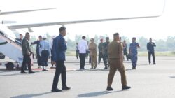 Pj. Gubernur Samsudin Sambut Kedatangan Presiden Joko Widodo di Bandara Raden Intan II dalam Rangka Peresmian Tiga Proyek Strategis Nasional