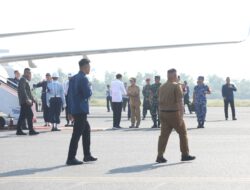 Pj. Gubernur Samsudin Sambut Kedatangan Presiden Joko Widodo di Bandara Raden Intan II dalam Rangka Peresmian Tiga Proyek Strategis Nasional