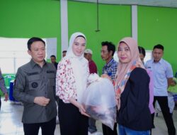 Pj.Bupati Pringsewu Marindo dan Istri Salurkan Bantuan Ikan Konsumsi di Pagelaran Utara