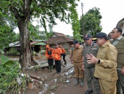 Pj. Gubernur Samsudin Bersama Kepala BPBD Rudy Syawal Tinjau Warga Terdampak Banjir di Bandar Lampung dan Pesawaran