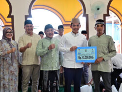 Bupati Lamsel Egi dan Wabup Syaiful Safari Ramadhan Perdana di Ketapang Sekaligus Berikan 40 Sembako