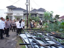 Walikota Eva Dwiana Berikan Bantuan Korban Angin Puting Beliung