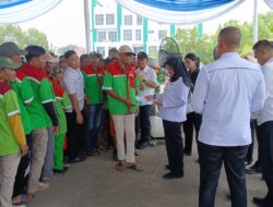 Walikota Eva Salurkan Beras Baznas dan Uang bagi 800 Tenaga Kebersihan