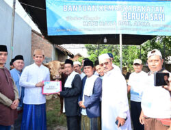 Bupati Radityo Egi Salurkan Sapi Presiden Untuk Warga Fajar Baru