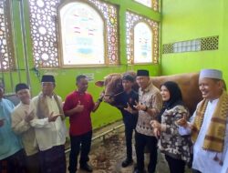 Gubernur Mirza Salurkan Bantuan Sapi Qurban dari Presiden RI ke Pengurus Masjid Jami Nurussa’adah