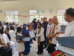 Perdana, Bupati Mesuji Elfianah Serahkan Dokumen Administrasi Kependudukan Bagi Siswa SMKN 1 Tanjung Raya
