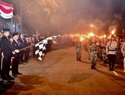 Lautan Obor Nyalakan Langit Kalianda! Semangat Kemerdekaan Menggelora di Malam HUT ke-80 RI