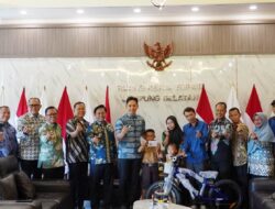 Tak Sekadar Janji, Bupati Egi Wujudkan Beasiswa dan Tabungan Pendidikan untuk Raihan Pahlawan Cilik dari Rajabasa