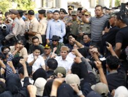 Tanpa Sekat, Bupati Egi Pilih Duduk di Aspal Demi Dengarkan Suara Rakyat