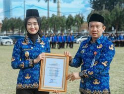 Wagub Jihan Berikan Penghargaan Kepada Sekda Marindo Dimomentum Peringatan HUT ke-54 KORPRI