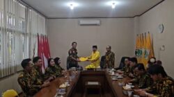 Kahar Golkar Lampung Riza Mirhardi Terima Laporan Diklat Satgas AMPG dari Darlian Pone