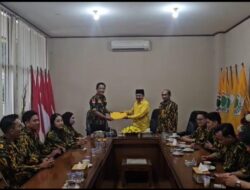 Kahar Golkar Lampung Riza Mirhardi Terima Laporan Diklat Satgas AMPG dari Darlian Pone
