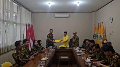 Kahar Golkar Lampung Riza Mirhardi Terima Laporan Diklat Satgas AMPG dari Darlian Pone