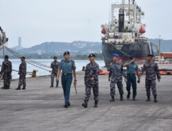 Prajurit Lanal Lampung Merplug KRI SRE-386 di Pelabuhan Panjang