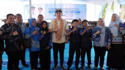 Berani Suarakan Aspirasi di Musrenbang, Tiga Siswa SMPN Satap 2 Kalianda Dapat Tabungan Pendidikan dari Bupati Egi