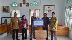 BRI Kanca Manna Perkuat Fasilitas Pendidikan di Palak Siring, 8 Unit PC dan 100 Meja Belajar Diserahkan Melalui Program BRI Peduli TJSL