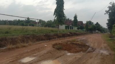 Akses Jalan Hancur, Warga Agung Jaya Desak Perbaikan Segera