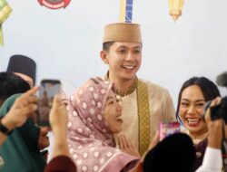 Tanpa Sekat di Hari Raya, Egi-Zita Salami Warga Satu per Satu di Lamban Rakyat