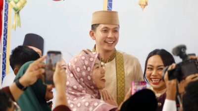 Tanpa Sekat di Hari Raya, Egi-Zita Salami Warga Satu per Satu di Lamban Rakyat