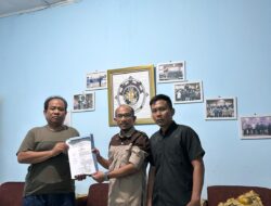 Seno Aji Serahkan SK Badan Pengurus DPD KAMPUD Way Kanan Kepada Jon Hendra