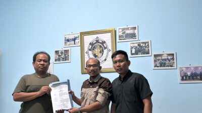 Seno Aji Serahkan SK Badan Pengurus DPD KAMPUD Way Kanan Kepada Jon Hendra