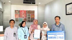 Program BRImo Telkomsel Hadirkan Kejutan, BRI Unit Brabasan BRI Kanca Tulang Bawang Serahkan Hadiah Premium kepada Nasabah Mesuji
