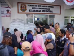 Pemkot Bandar Lampung Menyalurkan Bantuan Beras Ke Masyarakat yang Terdampak Kondisi Kemarau