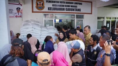 Pemkot Bandar Lampung Menyalurkan Bantuan Beras Ke Masyarakat yang Terdampak Kondisi Kemarau